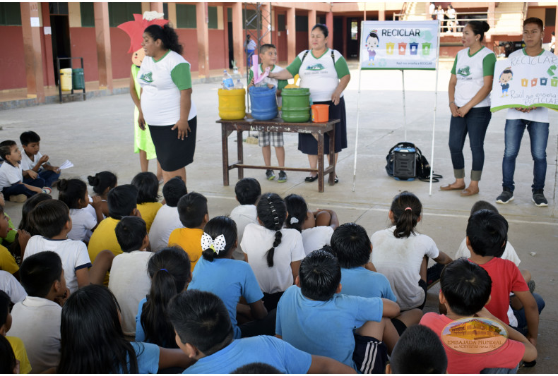 Estudiantes de la Unidad Educativa “Juan Ardaya Méndez” participando de las actividades ambientales