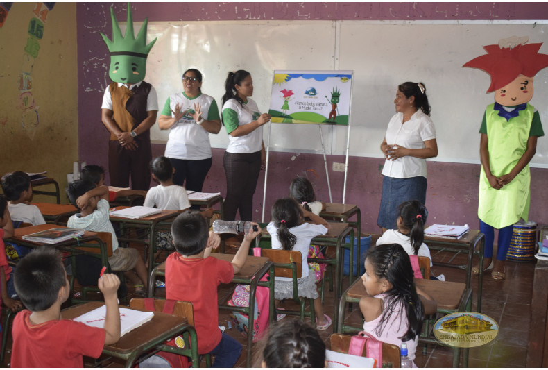 Estudiantes recibiendo taller ambiental en en la Unidad Educativa “José Natusch Velasco”