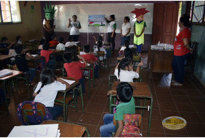 Talleres ambientales en salones de la Unidad Educativa “José Natusch Velasco”