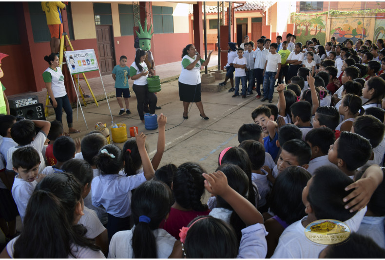 Voluntarios dictando taller ambiental