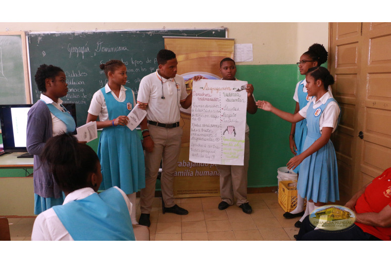 Exposición de los Derechos Humanos en el Colegio Oficializado San Rafael