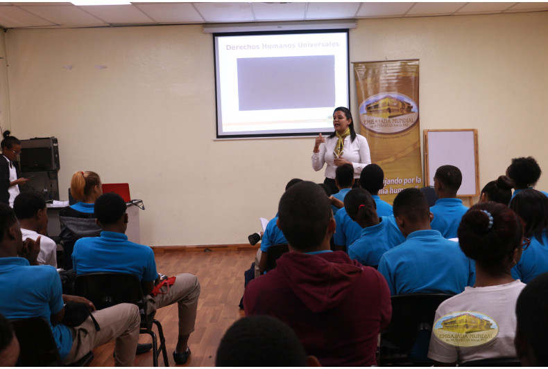 Desarrollo del taller educativo en el Liceo Juan Pablo Duarte