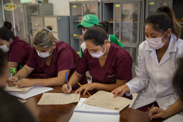firmatón en Bolivia Estudiantes de UAGRM