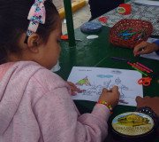 Niña pintando