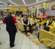 Trabajadores atentos a la sesión educativa